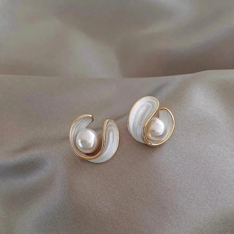 Luxe Gold Earrings With White Opal & Pearl