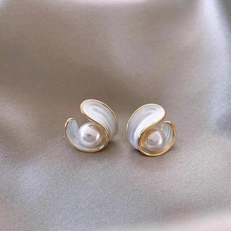Luxe Gold Earrings With White Opal & Pearl