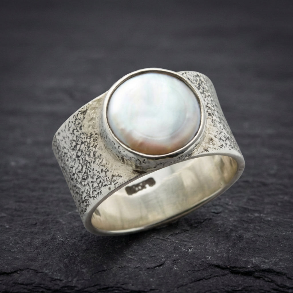 Vintage Inlaid White Pearl Silver Ring